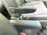 【アームレスト】運転中の身体の負担を軽減してくれるアームレストを装備♪