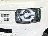 【LEDヘッドライト】悪天候や夜間走行時も良好な視界を確保し安心して運転できる高輝度LEDヘッドライトを装備!点灯速度が早く、消費電力も抑えられています。