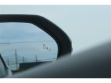 隣車線を走る車両をレーダーで検知し、ドアミラーでは確認しにくい後側方エリアに存在する車両に加え、急接近してくる車両も検知します。車両を検知するとドアミラーに搭載されたLEDインジケーターが点灯します。