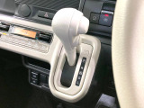 【オートエアコン】一度お好みの温度に設定すれば、車内の温度を検知し風量や温度を自動で調整。暑い&hellip;寒い&hellip;と何度もスイッチ操作をする必要はありません。快適な車内空間には必須の機能ですね♪