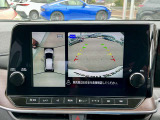 アラウンドビューモニターは車の全方位をカメラで映しだして障害物や人を確認、周りの状況を確認しながら安全に駐車できる便利な装備になります。