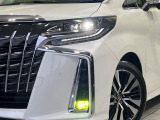 【三眼LEDヘッドライト】スタイリッシュな見た目の三眼LEDヘッドライトを装備♪スタイルだけでなく、夜間の走行も視界良好で安心してお乗りいただけます。