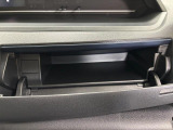 運転席側のインパネアッパーボックスは嬉しい収納!フタ付きなので小物が走行中に落ちる心配がありません♪