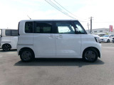 スライドドアですので、狭い駐車場での、乗り降りも、しやすく便利です。
