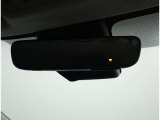 自動防眩インナーミラー(ドライブレコーダー付)?後続車のライトの眩しさを緩和するインナーミラーに、録画機能を搭載。