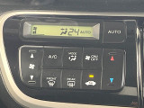 【オートエアコン】一度お好みの温度に設定すれば、車内の温度を検知し風量や温度を自動で調整。暑い&hellip;寒い&hellip;と何度もスイッチ操作をする必要はありません。快適な車内空間には必須の機能ですね♪