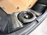 【スペアタイヤ格納車】