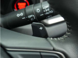 ◆減速セレクター装備◆ステアリングホイールの左右に取り付けられた2つのパドルスイッチで減速の強さを調整。 左側の「-」を操作すると減速を強く、右側の「+」を操作すると減速を弱くすることができます。