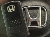 【Hondaスマートキー】カバンやポケットに入れたままでもドアの施錠・解錠が可能なスマートキーを装備。エンジンのオン・オフ時もカギを取り出す必要が無いからとっても便利です♪