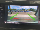 ギアをリバースに入れると車両後方の映像を映し出します。画面にはガイドラインが表示され、車庫入れや縦列駐車などの際に安全確認をサポートします。
