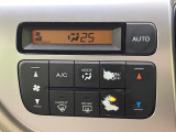 【オートエアコン】一度お好みの温度に設定すれば、車内の温度を検知し風量や温度を自動で調整。暑い&hellip;寒い&hellip;と何度もスイッチ操作をする必要はありません。快適な車内空間には必須の機能ですね♪