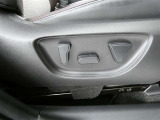 運転席のシート調整を電動で調整できます。無段階調整なので、どなたにもピッタリの調整が可能です。