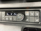 【オートエアコン】一度お好みの温度に設定すれば、車内の温度を検知し風量や温度を自動で調整。暑い&hellip;寒い&hellip;と何度もスイッチ操作をする必要はありません。快適な車内空間には必須の機能ですね♪