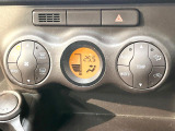 【オートエアコン】一度お好みの温度に設定すれば、車内の温度を検知し風量や温度を自動で調整。暑い&hellip;寒い&hellip;と何度もスイッチ操作をする必要はありません。快適な車内空間には必須の機能ですね♪