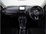 【インパネ周り】視界がよく運転しやすい設計となっております。インパネ周りもすっきりと洗練されたデザインで高級感が溢れています。日々のドライブを飽きさせません。