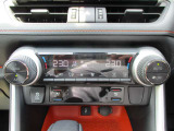 オートエアコンなので、お好みの温度に設定することで車内を快適にしてくれます。