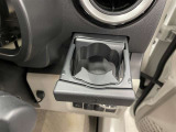 運転席と助手席には、格納式のドリンクホルダーが装備されています。