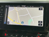 タッチスクリーンを採用。従来のナビゲーションシステムの域を超える、車両を総合的に管理するインフォテイメントシステムです。