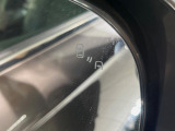 【ブラインドスポットワーニング】走行中、ドアミラーの死角になりやすい箇所に後続車が接近するとサイドミラー付近に警告を表示、ドライバーに注意喚起をしてくれます。