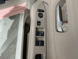 狭い駐車場で便利な電動格納ドアミラーが付いています。