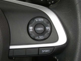 【レーダークルーズコントロール】(全車速追従機能付)付きです。車速に応じて追従支援してくれるので、ロングドライブも快適です。詳細は販売店スタッフまでおたずねください。