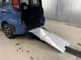 車いすにのったまま乗車可能。くるま椅子をご利用の方の移動をサポートするとともに、介護する方の負担を軽減します。