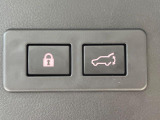 【パワーバックドア】スマートキーや運転席のボタンを押すだけでリアゲートが自動で開閉します!荷物を持っている時や、高い位置にあるバックドアを閉める際に便利な機能です♪
