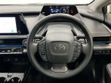 3本スポークステアリング!ステアリングスイッチ付!音量調整やインフォメーションディスプレイ操作、全車速追従型クルーズコントロールなどの操作が可能!