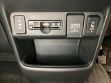 前席の左右別々のシートヒータースイッチが付いています。HiとLoの2段階で温度設定ができます。スイッチの間にはアクセサリーソケットとETCがついており、高速道路の料金所の通過も楽々です!。