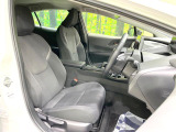 運転席まわりには十分なスペースがあり、大柄な方でもゆったり運転していただける環境です。