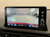 リバースギアに入れるだけで後方の表示へ切り替わります。夜間や雨の日の駐車も楽になりますよ。