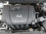 24Vマイルドハイブリッドで爽快な走りを実現する「e-SKYACTIV-G 2.0」。高効率エンジンと電動化技術の組み合わせにより、燃費性能とアイドリングストップ機能をさらに向上させました。