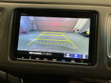 リバースギアに入れるだけで後方の表示へ切り替わります。夜間や雨の日の駐車も楽になりますよ。
