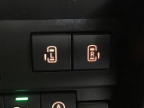 【両側パワースライドドア】両側がパワースライドドアになっており、運転席のスイッチやスマートキーでも開閉が可能です!開口部も広いので乗り降りも楽々♪