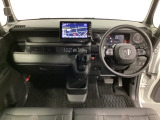 車内は光触媒抗菌消臭施工済です。スタイリッシュなデザインでスポーティなインパネ周りを演出します。グローブボックスやカップホルダーのほかにトレーなどたくさんの収納スペースが付いています。