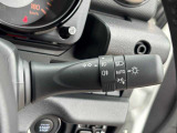 【オートマチックハイビーム】先行車や対向車のライトを認識し、ヘッドライトの上下の向きを自動で切り替てくれるので、運転に集中できて安全です。