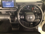 【ハンドル】運転にかかわる様々な操作を安全に行えるように視点移動が少なく操作性に配慮されたスイッチ類が凝縮されたコックピットです。
