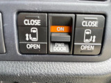 【両側パワースライドドア】スマートキーや運転席のスイッチで後席両側スライドドアの開閉が可能♪電動だから力を入れてドアを開ける必要が無く、小さなお子様でも簡単に開け閉めでき快適です♪