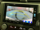 リバースギアに入れるだけで後方の表示へ切り替わります。夜間や雨の日の駐車も楽になりますよ。