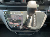 「オートエアコン」付き一年中快適な室内を提供!車内温度を設定すると、風量を自動で調節してくれます。さらに前席シートヒーターつき(^^)/