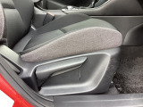 運転席にはドライバーの体型や好みに応じて前後方向だけでなく、高さの調整ができるシートリフターを装備!