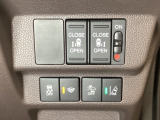 両側電動スライドドアは運転席から操作ができるよう、操作スイッチが付いています。Hondaセンシング用のVSA(ABS+TCS+横滑り抑制)解除と路外逸脱抑制機能などのスイッチがあります。