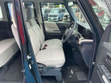 運転席シートリフター(ラチェット式)で、座面の高さも上下に動き、体格にあわせて調整ができます。