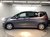狭い駐車場でも、スライドドアならチャイルドシートへのお子さまの乗降や荷物の積載もスムーズ。とても便利な【両側電動スライドドア】ドアハンドを少し引くだけでリアドアが自動開閉します。