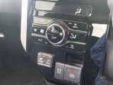 【オートエアコン】一度お好みの温度に設定すれば、車内の温度を検知し風量や温度を自動で調整。暑い&hellip;寒い&hellip;と何度もスイッチ操作をする必要はありません。快適な車内空間には必須の機能ですね♪
