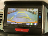リバースギアに入れるだけで後方の表示へ切り替わります。夜間や雨の日の駐車も楽になりますよ。