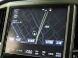 メーカー装着のナビを装備しております。