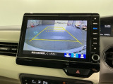 リバースギアに入れるだけで後方の表示へ切り替わります。夜間や雨の日の駐車も楽になりますよ。
