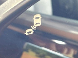 【ブラインドスポットインフォメーション】走行中、ドアミラーの死角になりやすい箇所に後続車が接近するとサイドミラー付近に警告を表示、ドライバーに注意喚起をしてくれます。