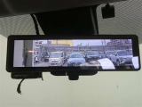 車両後方の視界をクリアに映し出す「デジタルインナーミラー」搭載です。